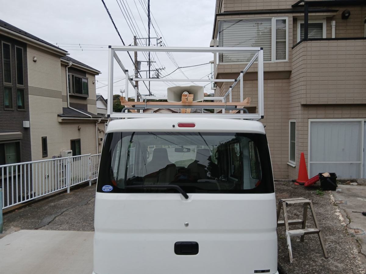 軽バンのルーフキャリアに看板の枠とスピーカーを取り付けたところ
