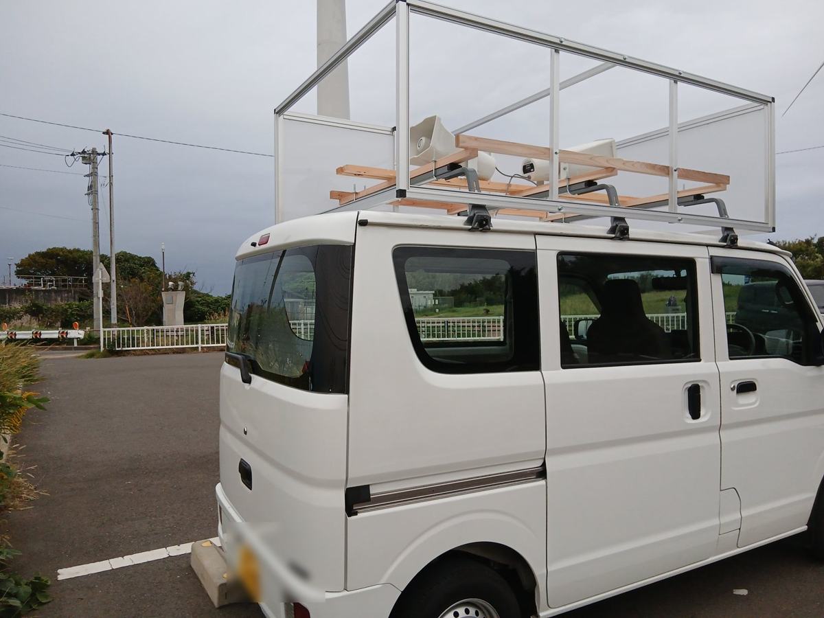 後方から見た軽バンの選挙カー